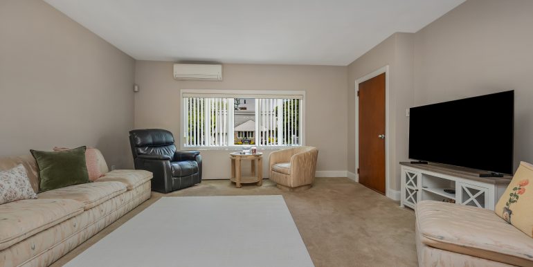 517 Herzel Blvd-18